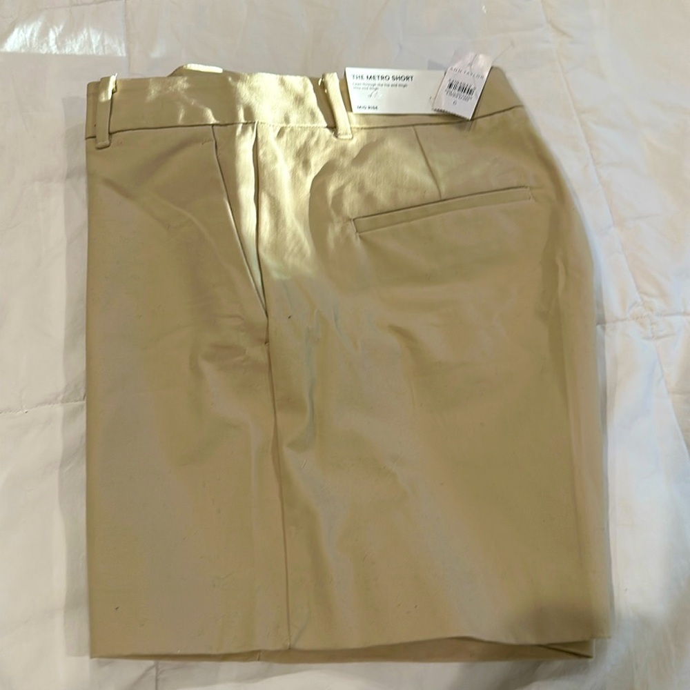 Ann Taylor Metro Short,Size 6 Lean through the hip and thigh. Mid-Rise. NWT
